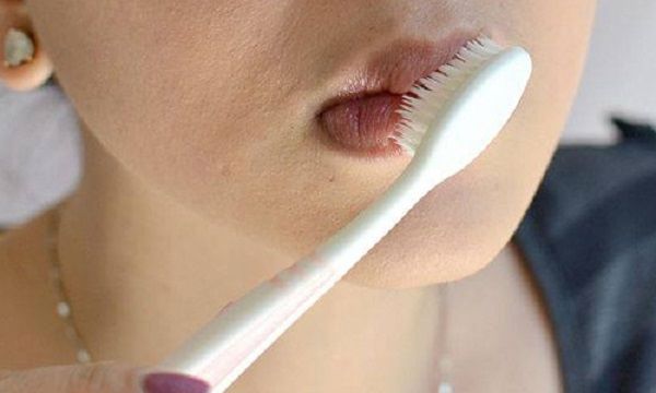 Những cách trị thâm môi đơn giản mà hiệu quả chỉ với kem đánh răng