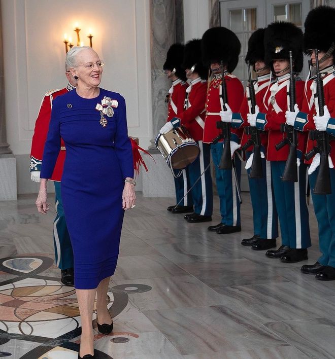Nữ hoàng Anh - Nữ hoàng Đan Mạch có gu ăn mặc đối lập