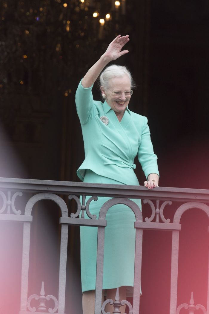 Nữ hoàng Anh - Nữ hoàng Đan Mạch có gu ăn mặc đối lập