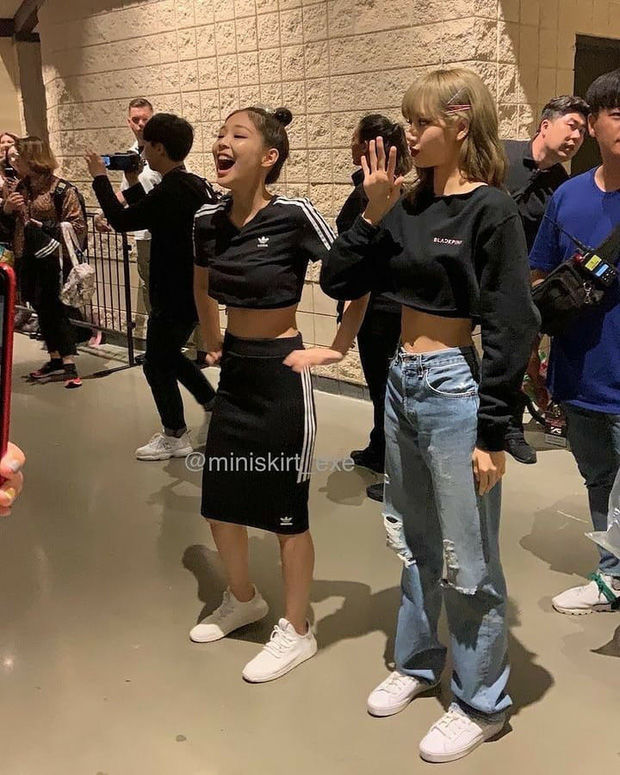 Vòng eo siêu bé của Lisa: Từ hậu trường đến fan chụp đều không dìm nổi