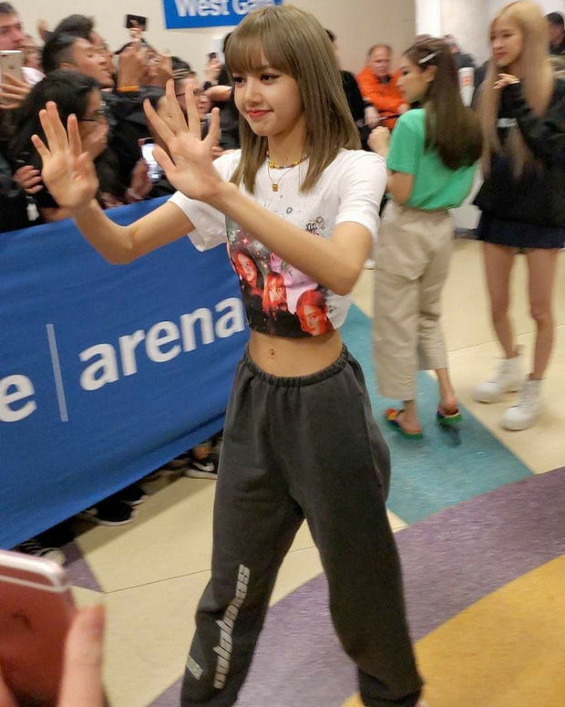 Vòng eo siêu bé của Lisa: Từ hậu trường đến fan chụp đều không dìm nổi