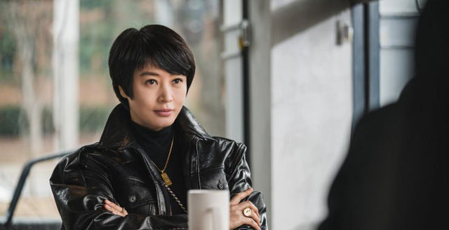 Chị đại Kim Hye Soo ở tuổi 50: Cắt tóc tém vẫn khí chất ngợp trời