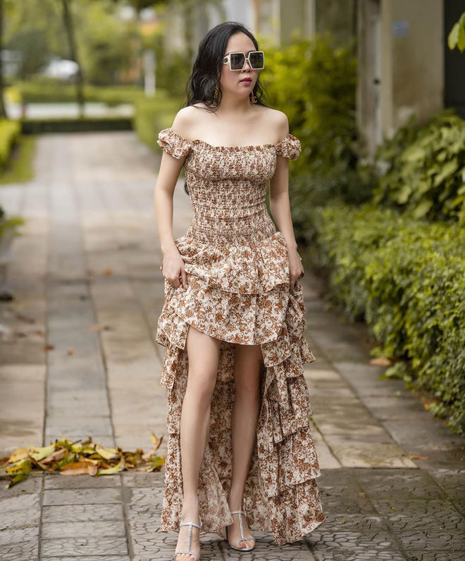Phượng Chanel bất ngờ khoe eo nhỏ xíu, chấp cả eo Ngọc Trinh