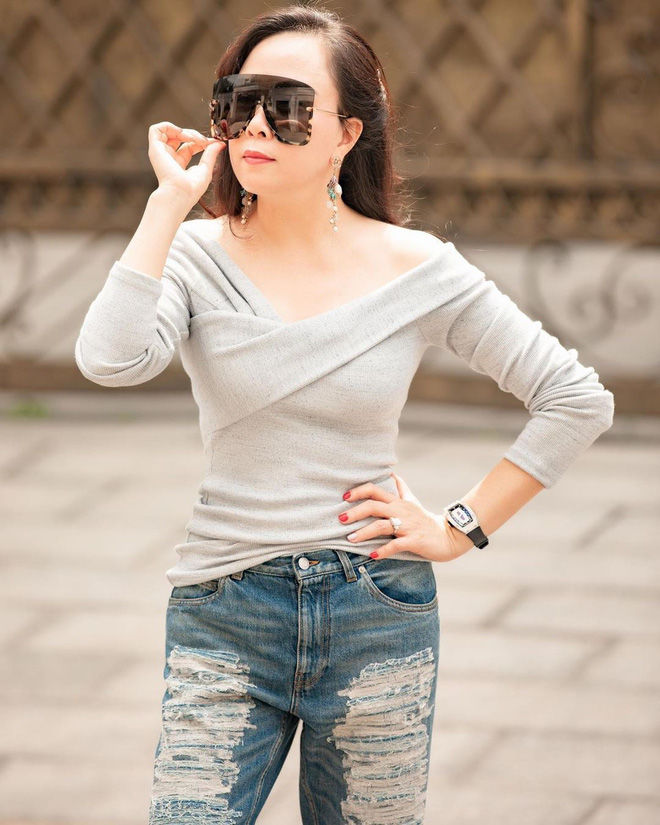 Phượng Chanel bất ngờ khoe eo nhỏ xíu, chấp cả eo Ngọc Trinh
