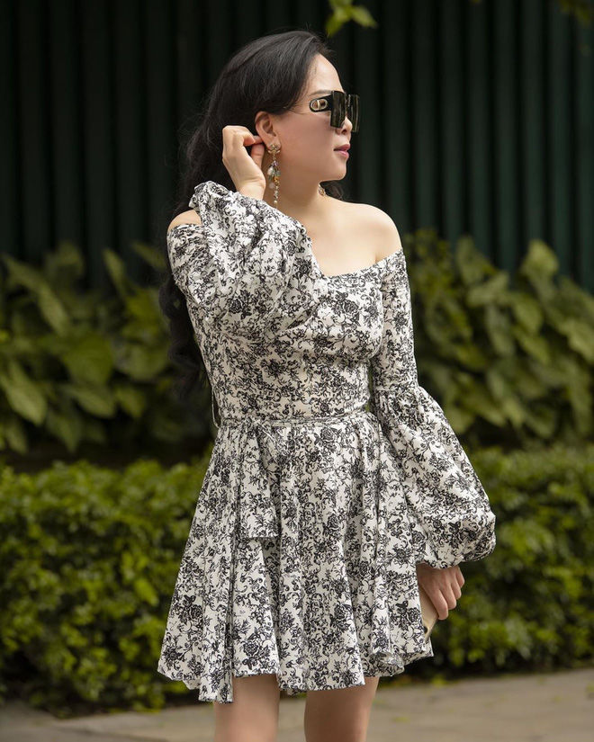 Phượng Chanel bất ngờ khoe eo nhỏ xíu, chấp cả eo Ngọc Trinh