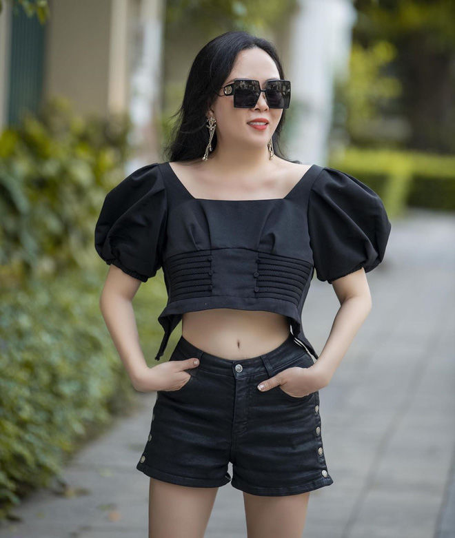 Phượng Chanel bất ngờ khoe eo nhỏ xíu, chấp cả eo Ngọc Trinh