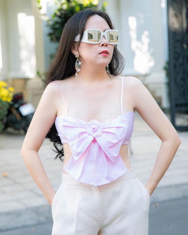 Phượng Chanel bất ngờ khoe eo nhỏ xíu, chấp cả eo Ngọc Trinh