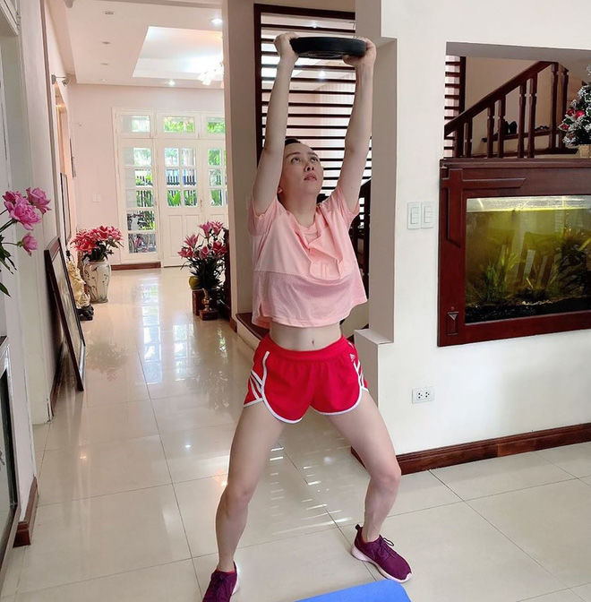 Phượng Chanel bất ngờ khoe eo nhỏ xíu, chấp cả eo Ngọc Trinh