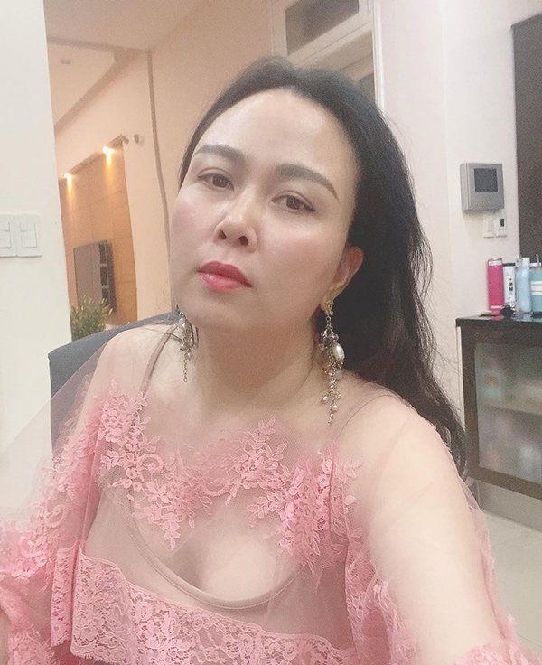 Phượng Chanel và những lần gây đau mắt vì đồ xuyên thấu lộ nội y