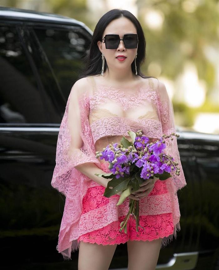 Phượng Chanel và những lần gây đau mắt vì đồ xuyên thấu lộ nội y