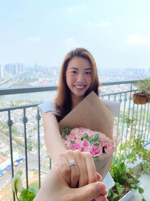 Sao Việt được cầu hôn: Thu Hoài, Thúy Vân nhận nhẫn kim cương khủng