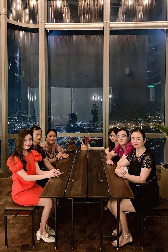 Sao Việt khoe ảnh gia đình: Thần thái của phụ huynh Hiền Thục gây sốt