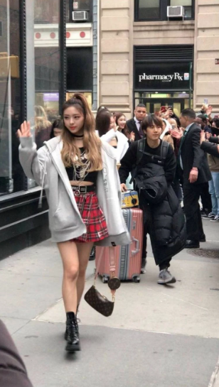 V, Lisa và loạt idol đẹp bất chấp trong ảnh do team qua đường chụp