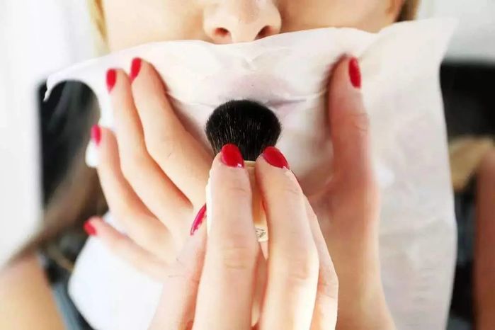Mẹo vặt “chữa cháy” khi cần: Lấy dằm khỏi da, tưới cây dù chẳng ở nhà