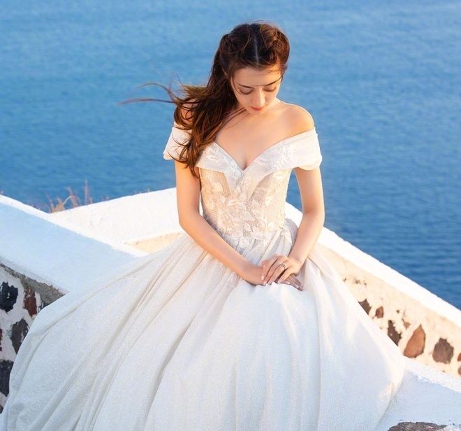 Địch Lệ Nhiệt Ba gây sốt với hình ảnh diện váy cưới trong phim mới