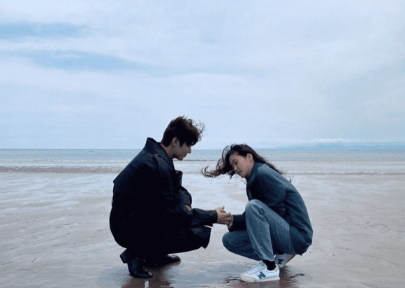 Phá lệ đăng ảnh tình tứ với bạn diễn, Lee Min Ho cũng khó cứu phim