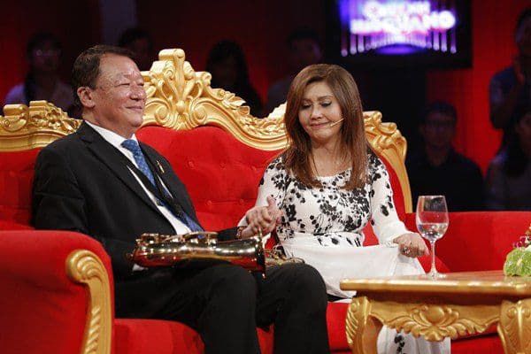 Thay chồng làm trụ cột: Vợ Bảo Lâm bán giày, NS Phi Phụng bán sữa chua