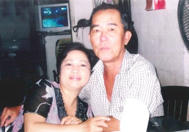 Thay chồng làm trụ cột: Vợ Bảo Lâm bán giày, NS Phi Phụng bán sữa chua