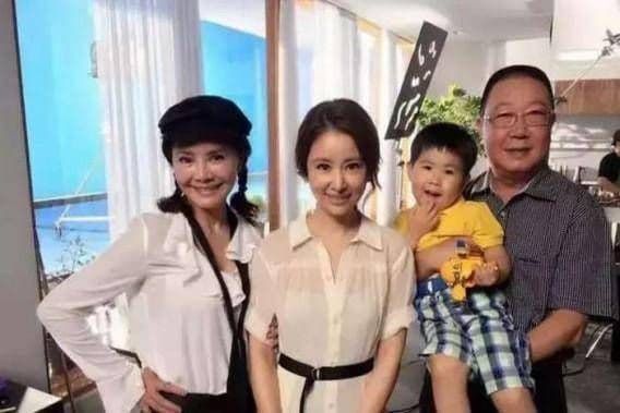 Tiệc mừng mời cả nội ngoại, Lâm Tâm Như xóa tin bất hòa với nhà chồng