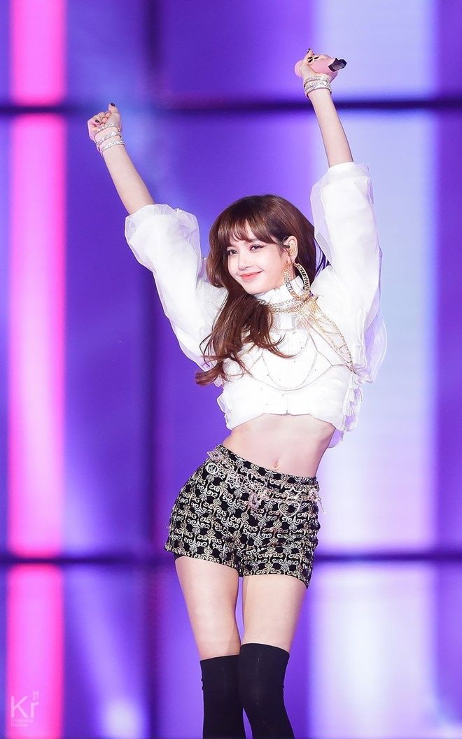 Vòng eo siêu bé của Lisa: Từ hậu trường đến fan chụp đều không dìm nổi