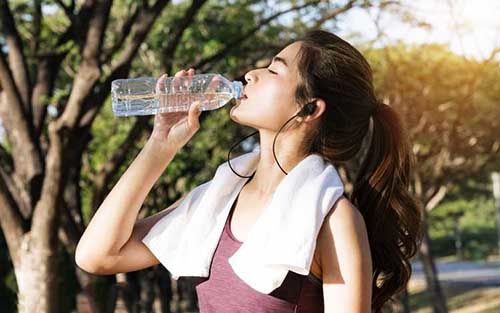 Uống đá lạnh sau khi đi nắng về dễ gây nguy hiểm cho sức khỏe