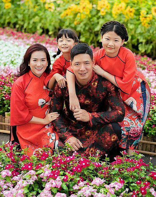 Vợ Bình Minh khoe ái nữ chân dài miên man gây sốt