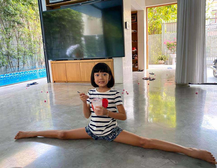 Vợ Bình Minh khoe ái nữ chân dài miên man gây sốt