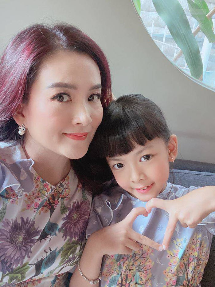 Vợ Bình Minh khoe ái nữ chân dài miên man gây sốt