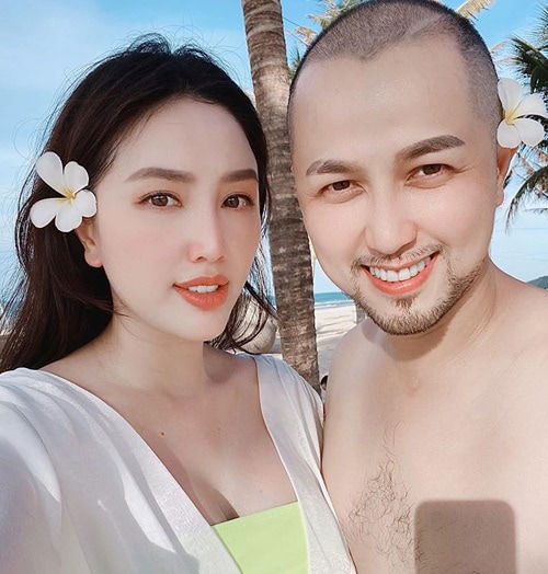 Vợ chồng Nhã Phương tình tứ, Mai Phương Thúy mua chăn gối trăm triệu