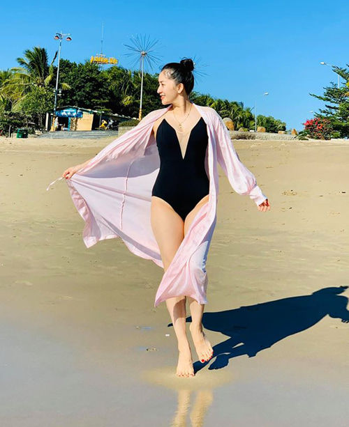 Vợ chồng Nhã Phương tình tứ, Mai Phương Thúy mua chăn gối trăm triệu