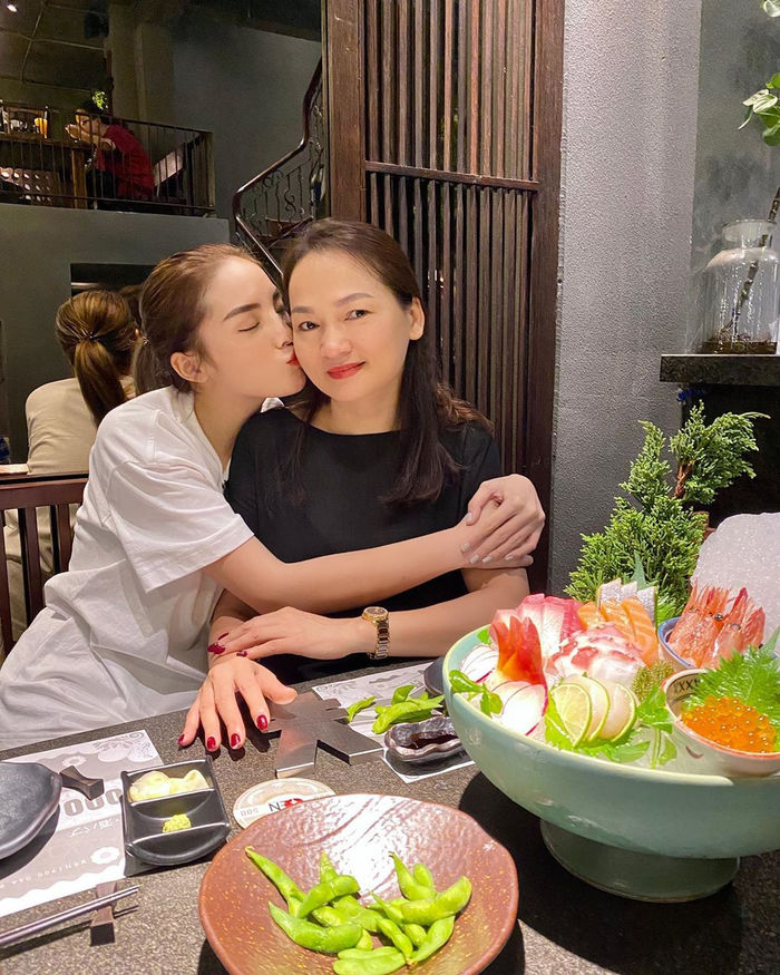 Sao Việt 12/5: Vợ chồng Xìn - Ri khoe ảnh cháu ruột