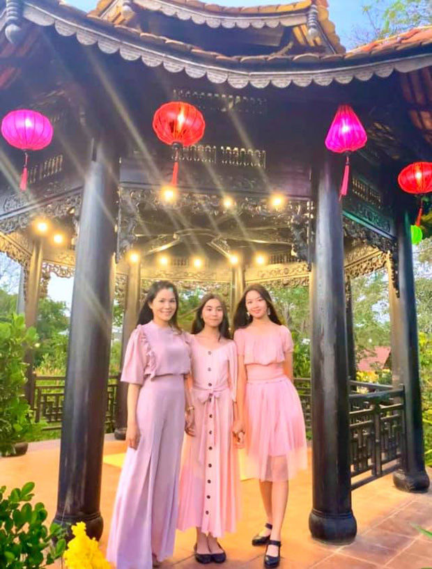 Vợ con MC Quyền Linh khoe ảnh mới gây sốt