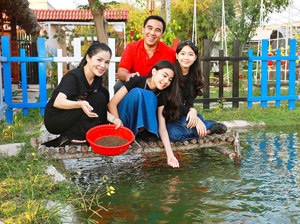 Vợ con MC Quyền Linh khoe ảnh mới gây sốt