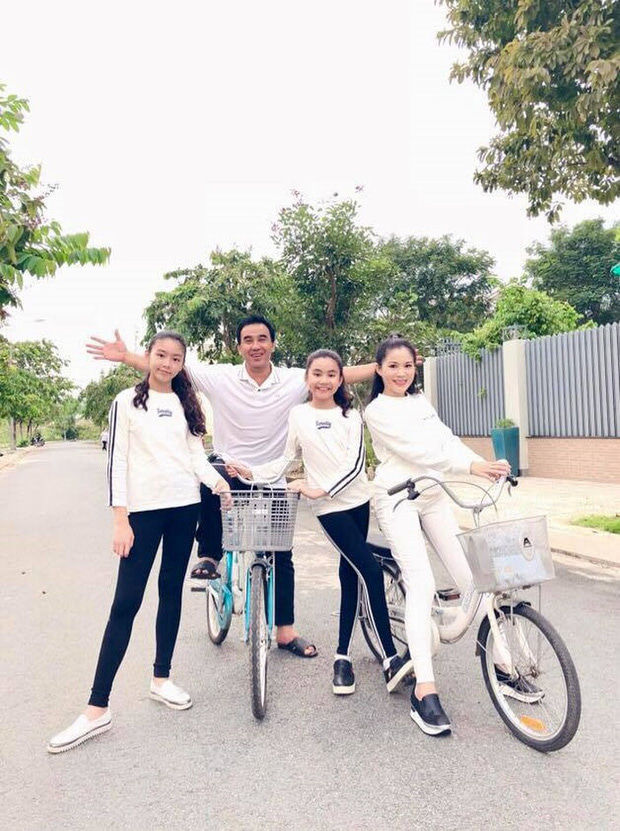 Vợ con MC Quyền Linh khoe ảnh mới gây sốt