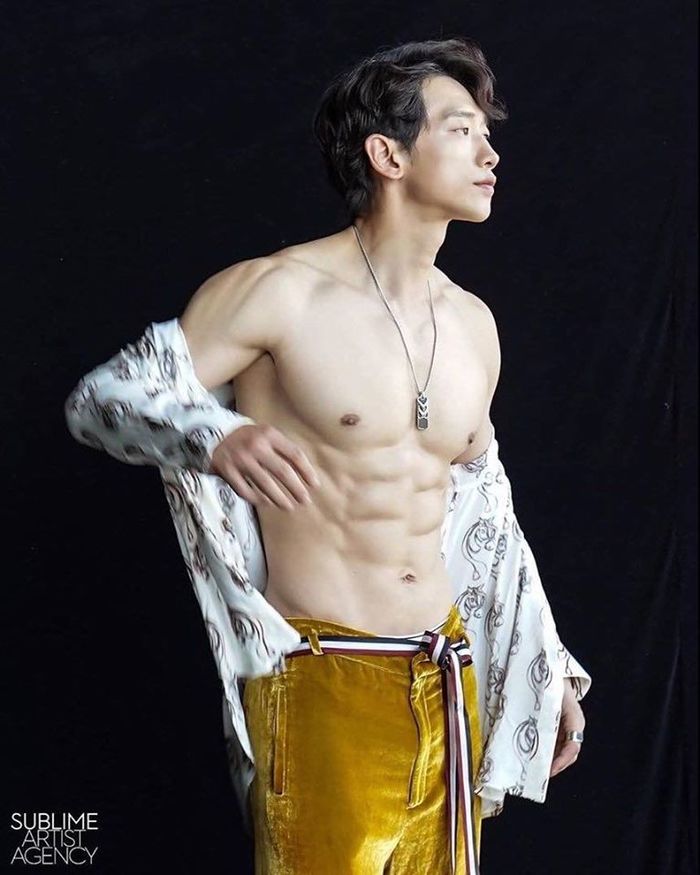 Bi Rain lấy lại phong độ với body 6 múi đánh bại loạt idol trẻ
