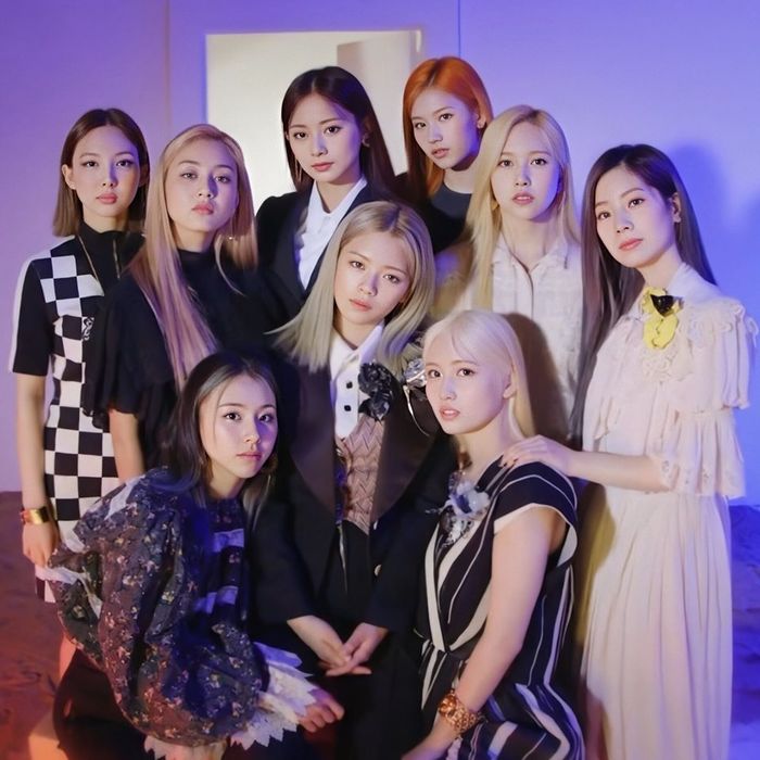 TWICE lại bị chê thảm họa khi lên bìa tạp chí sau vụ hát live kém