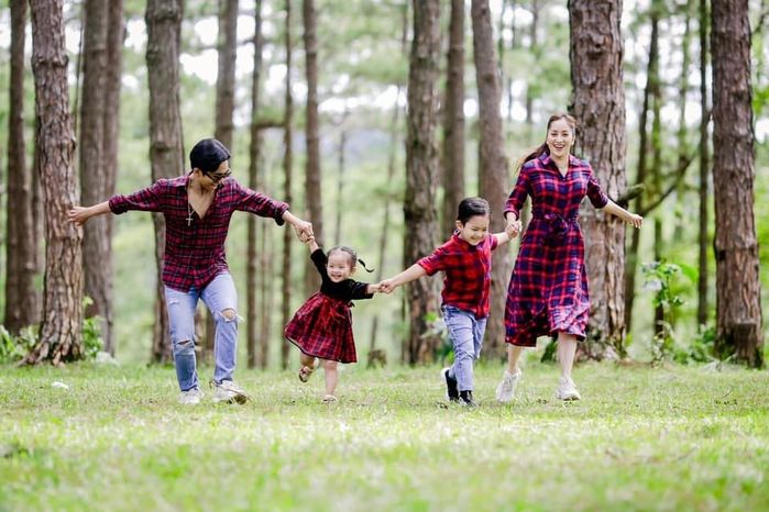 Sao Việt 24/6: Gil Lê - Hoàng Thùy Linh dự tiệc sinh nhật Minh Hằng