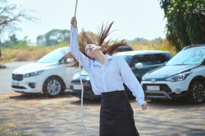 Sao Việt 29/6: Tóc Tiên khoe vòng 1 lấp ló gợi cảm