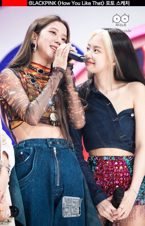 Fan đào lại khoảnh khắc Jennie hất tay người chị Jisoo trong concert