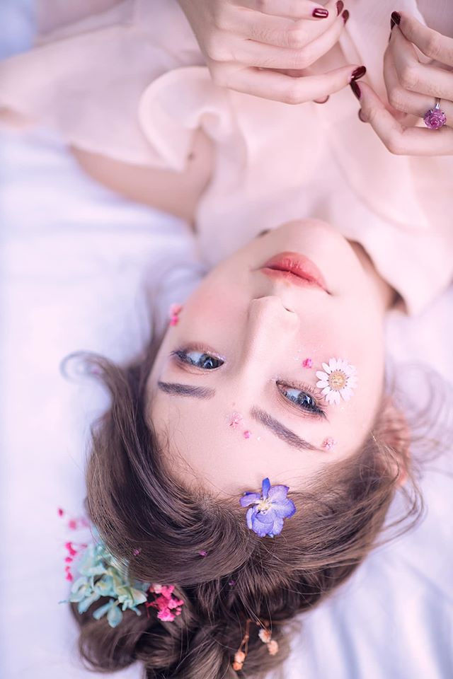 Đinh Ngọc Diệp khoe bụng bầu ở tháng thứ 8, Hari Won tình tứ bên chồng