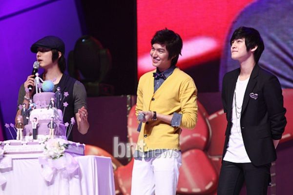 Hội bạn thân của Lee Min Ho kết nạp thêm trai đẹp khiến fan thích thú