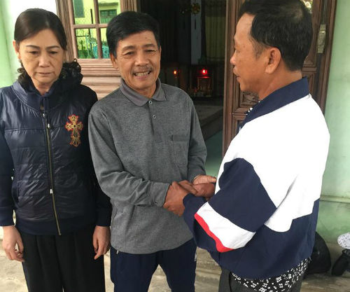 Thấy cậu bé lang thang ven đường, đôi vợ chồng nhận làm con nuôi