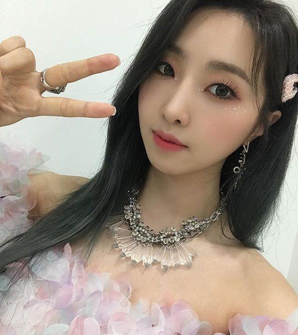 Từng bị chê lỗ hổng nhan sắc của 2NE1, Minzy nay đẹp hơn Park Bom