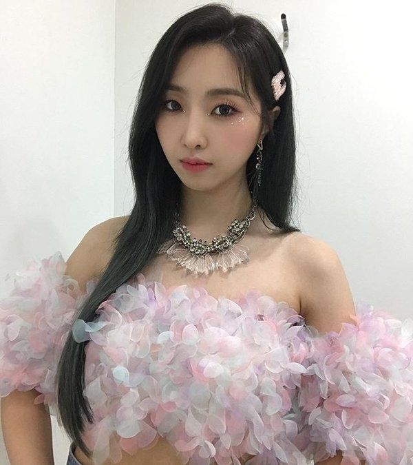 Từng bị chê lỗ hổng nhan sắc của 2NE1, Minzy nay đẹp hơn Park Bom