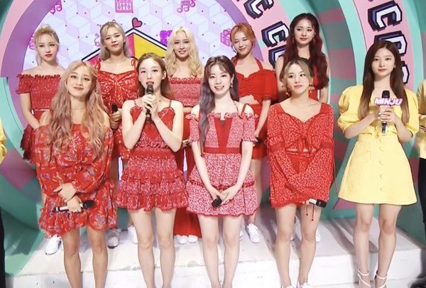 Chị em sinh đôi Tzuyu, Minju lần đầu đứng chung khung hình gây sốt