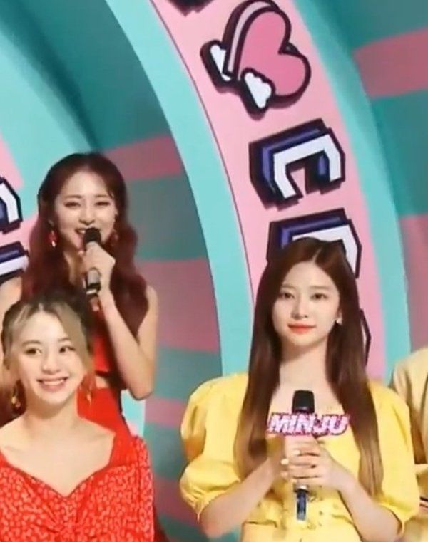 Chị em sinh đôi Tzuyu, Minju lần đầu đứng chung khung hình gây sốt