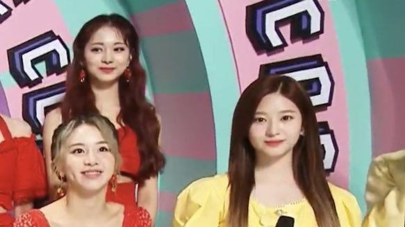 Chị em sinh đôi Tzuyu, Minju lần đầu đứng chung khung hình gây sốt