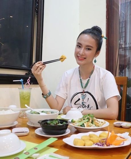 Ăn chay niệm Phật, Angela Phương Trinh make up nhẹ mà vẫn xinh đáo để