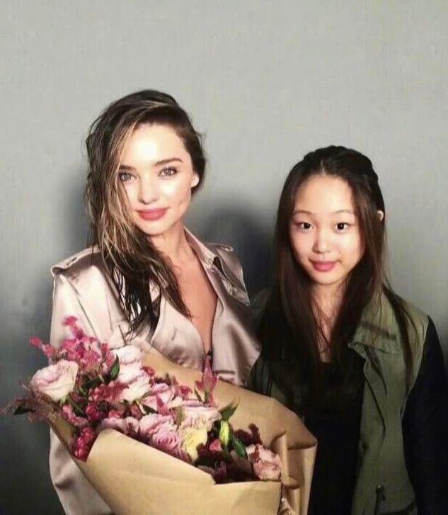 Con tài phiệt Hàn Quốc khiến fan ghen tỵ khi thân thiết hết cả Kpop