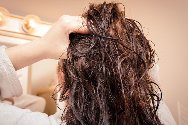 4 lỗi sai nhiều người mắc phải khiến tóc bị tổn thương